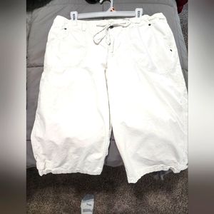 Gloria Vanderbilt White Capri pants